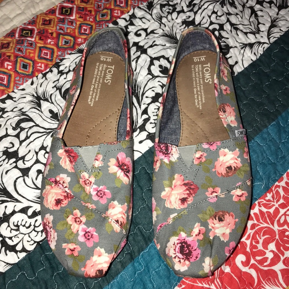 TOMS Shoes • Gray/Pink Floral • Women’s Size 10